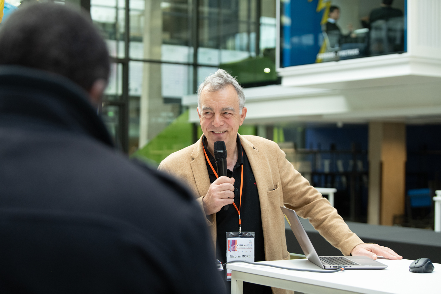 Nicolas Morel prenant la parole lors d&rsquo;un &eacute;v&eacute;nement